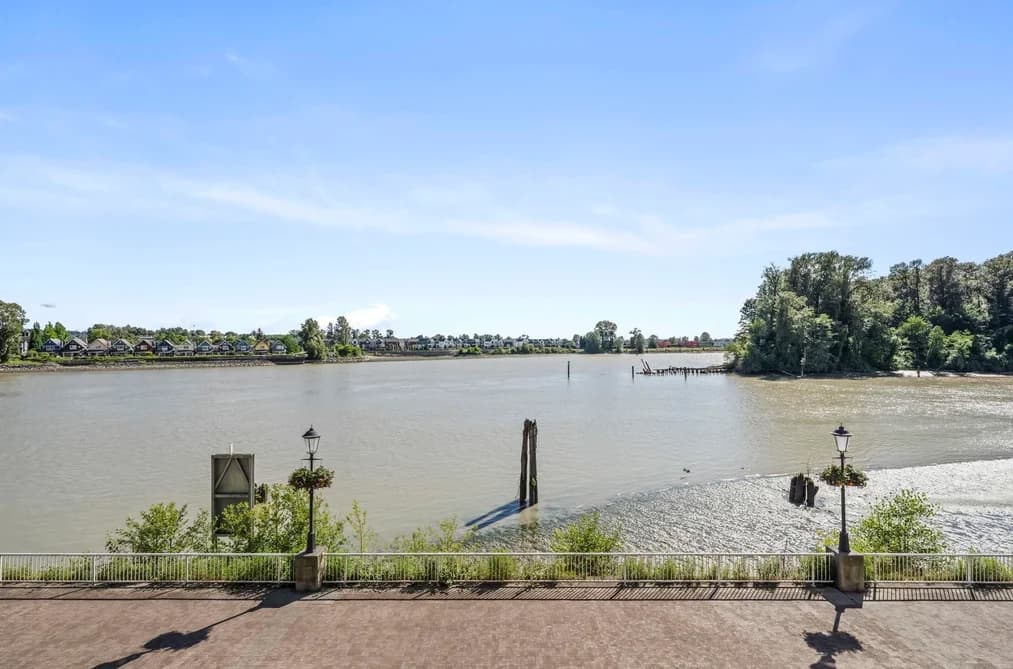 312 6 RENAISSANCE SQUARE, New Westminster, BC — Residential for Sale - Photo 2