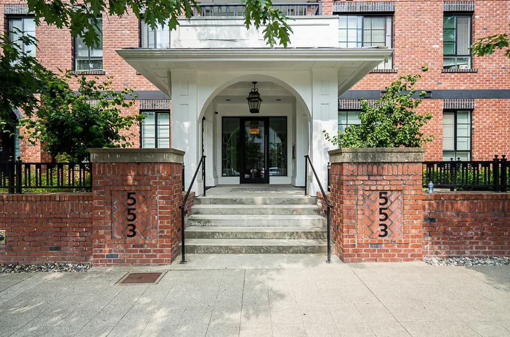 313 553 FOSTER AVENUE, Coquitlam, BC — Residential for Sale - Photo 2