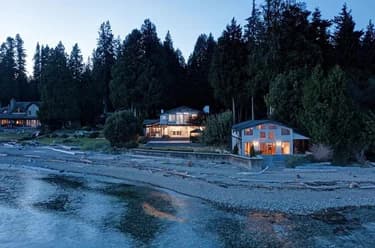 House for sale at 3175-3177 Beach Avenue Roberts Creek British Columbia - MLS: R3029101