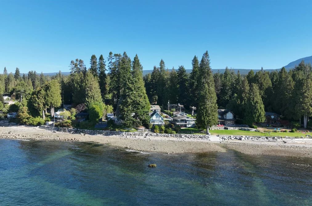 3199 BEACH AVENUE, Roberts Creek, BC — Residential for Sale - Photo 2