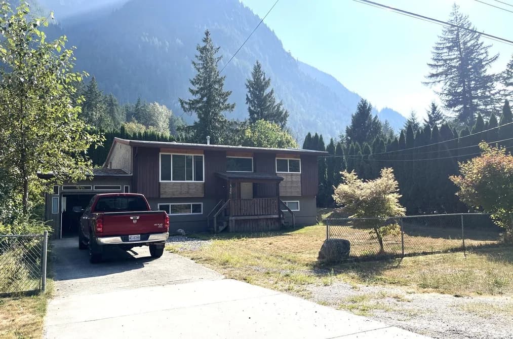 320 ROBERTSON CRESCENT, Hope, BC — Residential for Sale - Main Photo
