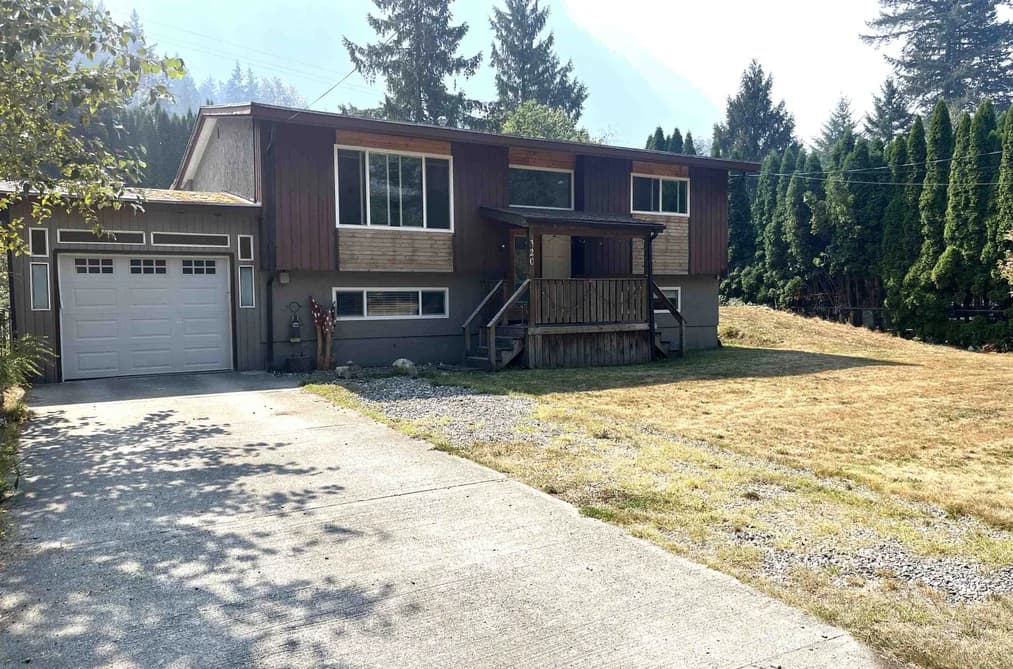320 ROBERTSON CRESCENT, Hope, BC — Residential for Sale - Photo 2