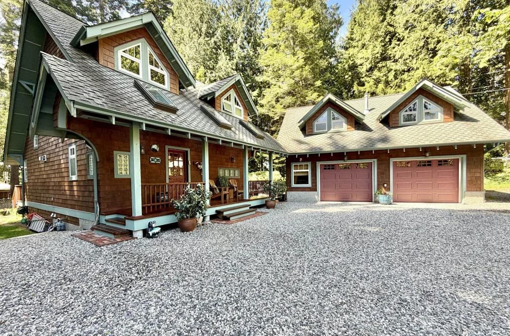 3205 BEACH AVENUE, Roberts Creek, BC — Residential for Sale - Photo 2