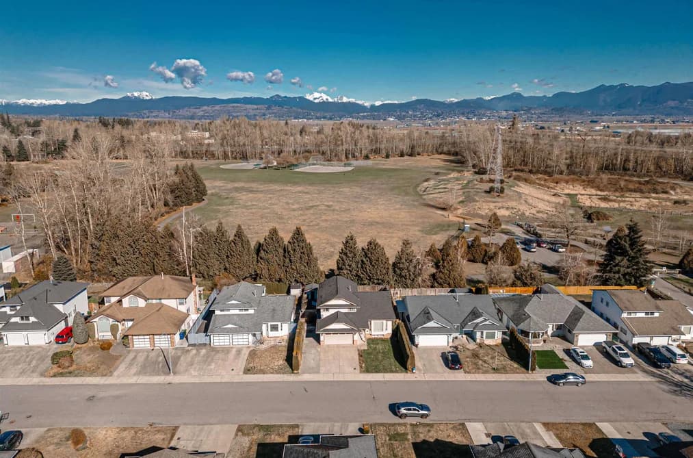 32155 CLINTON AVENUE, Abbotsford, BC — Residential for Sale - Photo 2
