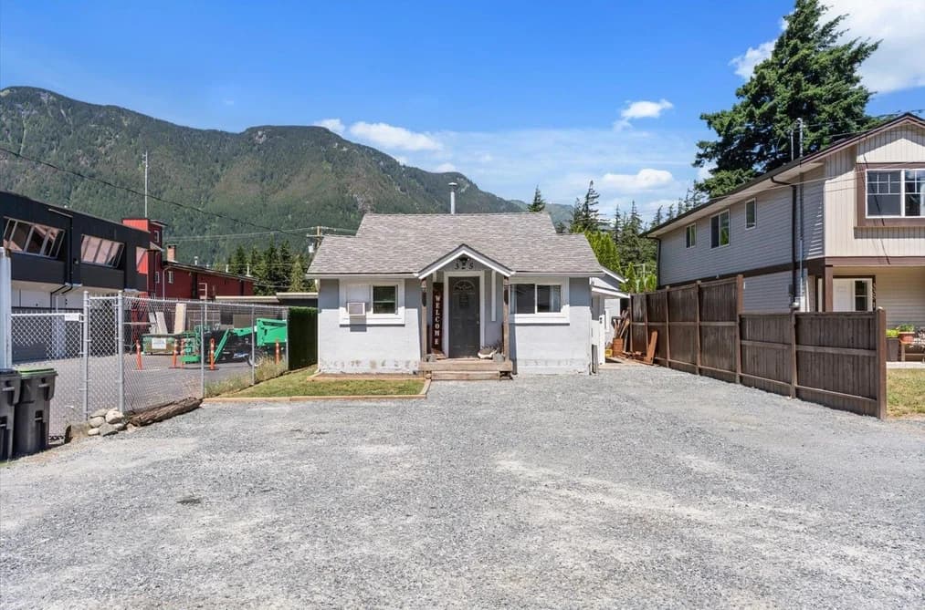 325 HUDSON BAY STREET, Hope, BC — Residential for Sale - Photo 2