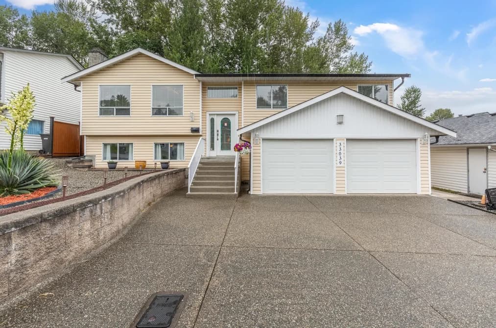 33039 MALAHAT PLACE, Abbotsford, BC — Residential for Sale - Photo 2