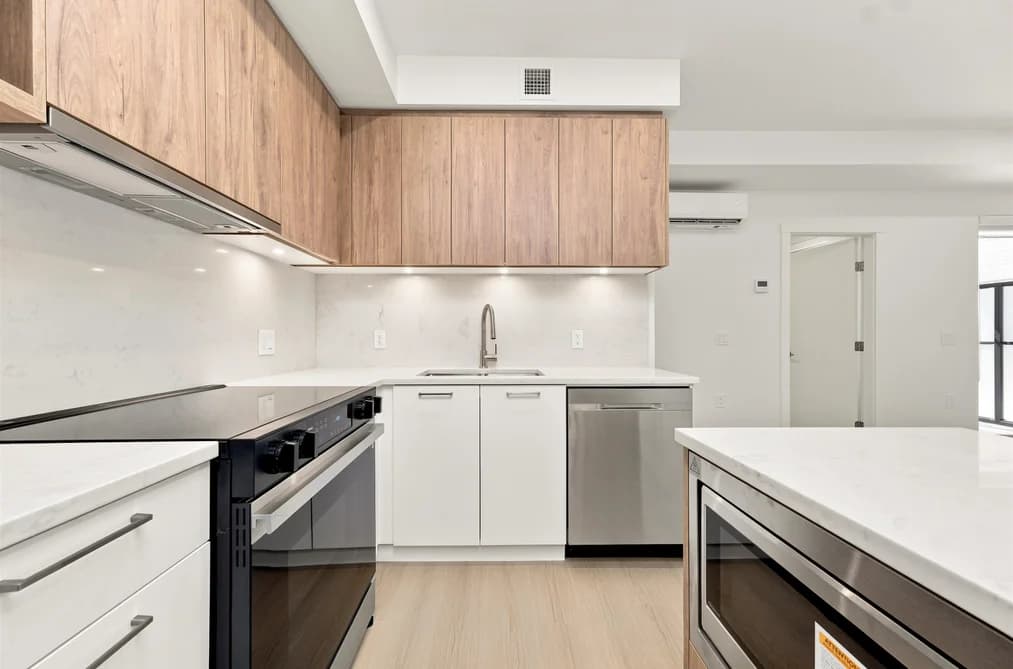 331 82 FIRST STREET, New Westminster, BC — Residential for Sale - Photo 2