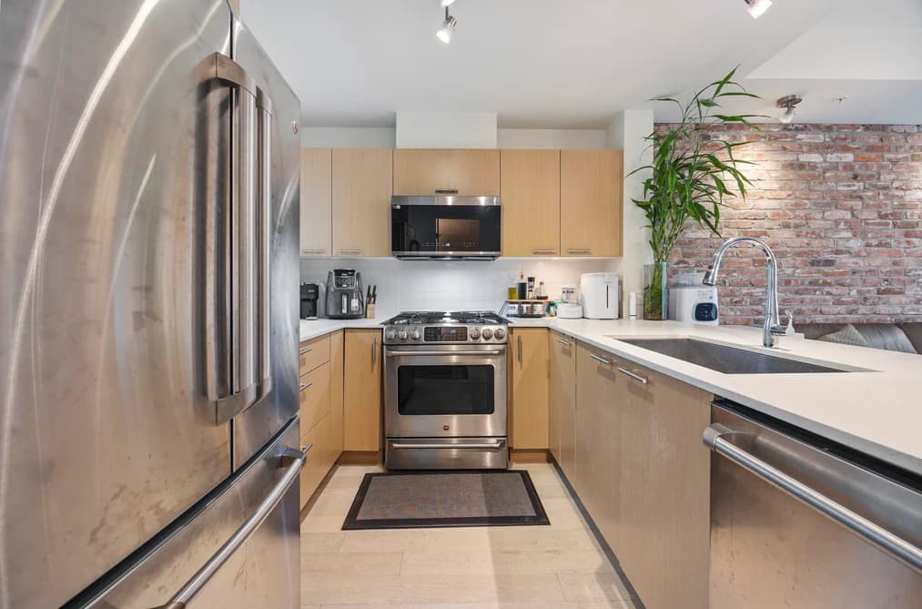334 95 MOODY STREET, Port Moody, BC — Residential for Sale - Photo 2