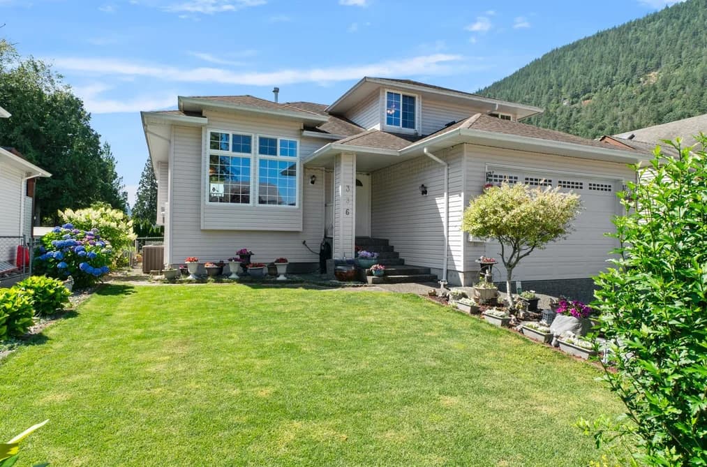 336 CHESTNUT AVENUE, Harrison Hot Springs, BC — Residential for Sale - Main Photo