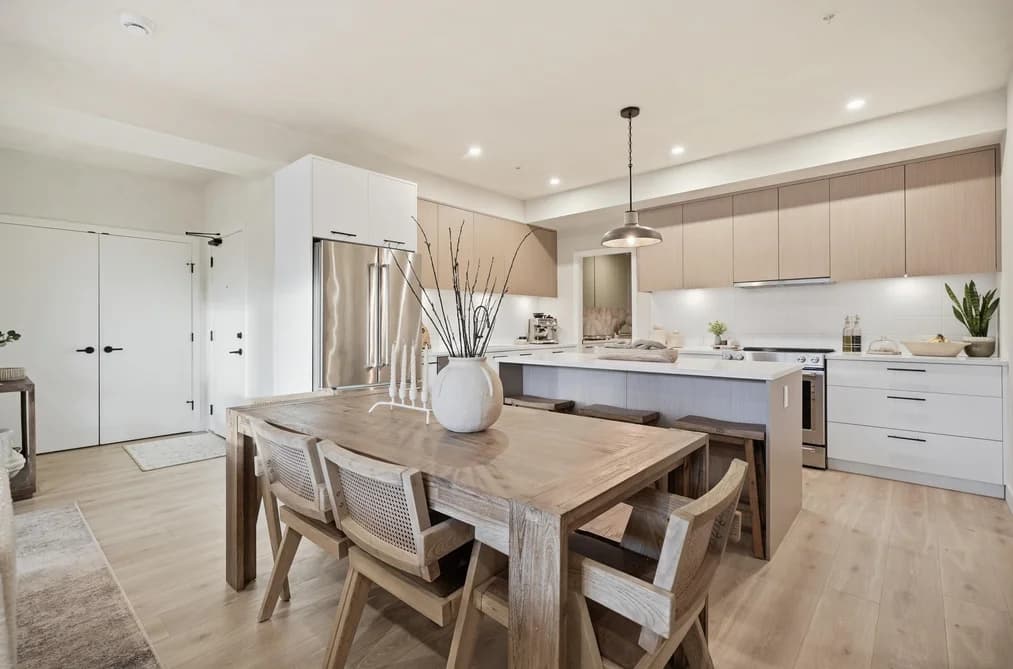 338 2635 KING GEORGE BOULEVARD, Surrey, BC — Residential for Sale - Main Photo