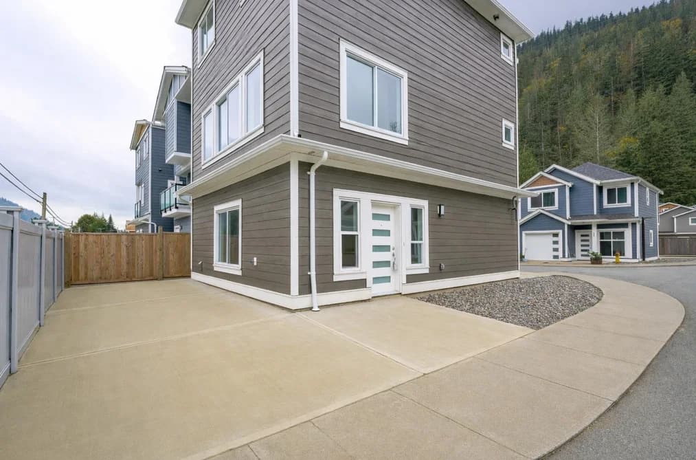 34 750 HOT SPRINGS ROAD, Harrison Hot Springs, BC — Residential for Sale - Photo 2