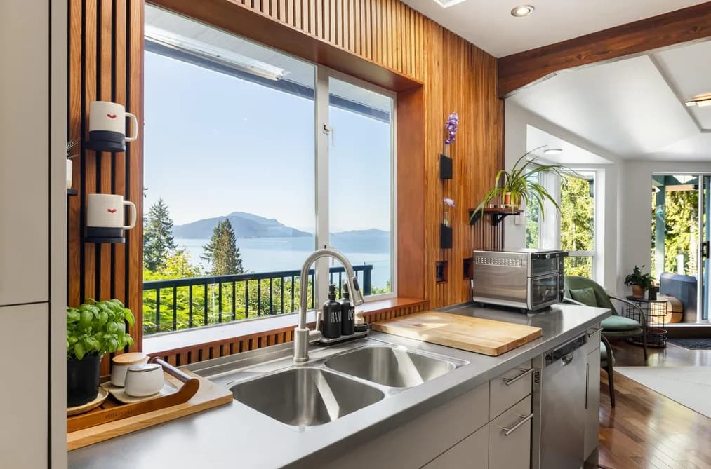 350 BAYVIEW PLACE, Lions Bay, BC — Residential for Sale - Photo 2