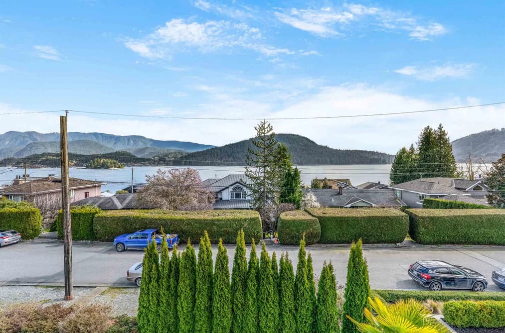 351 BEACHVIEW DRIVE, North Vancouver, BC — Residential for Sale - Photo 2