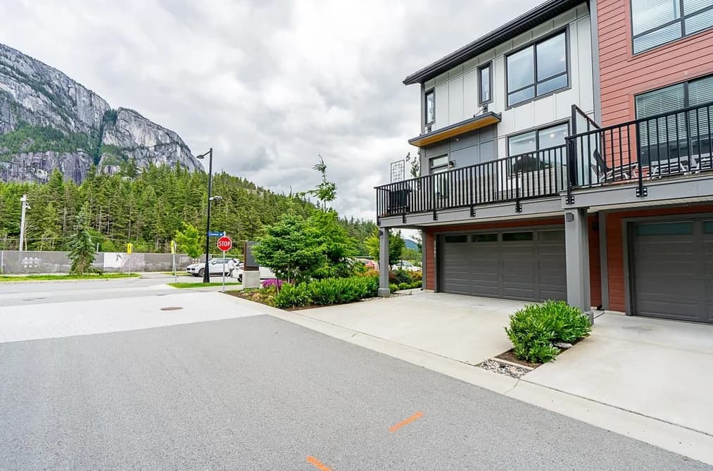 37981 HELM WAY, Squamish, BC — Residential for Sale - Photo 2