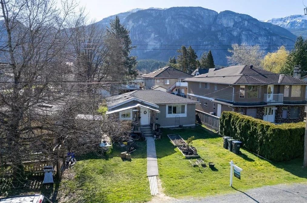 37986 SIXTH AVENUE, Squamish, BC — Residential for Sale - Photo 2