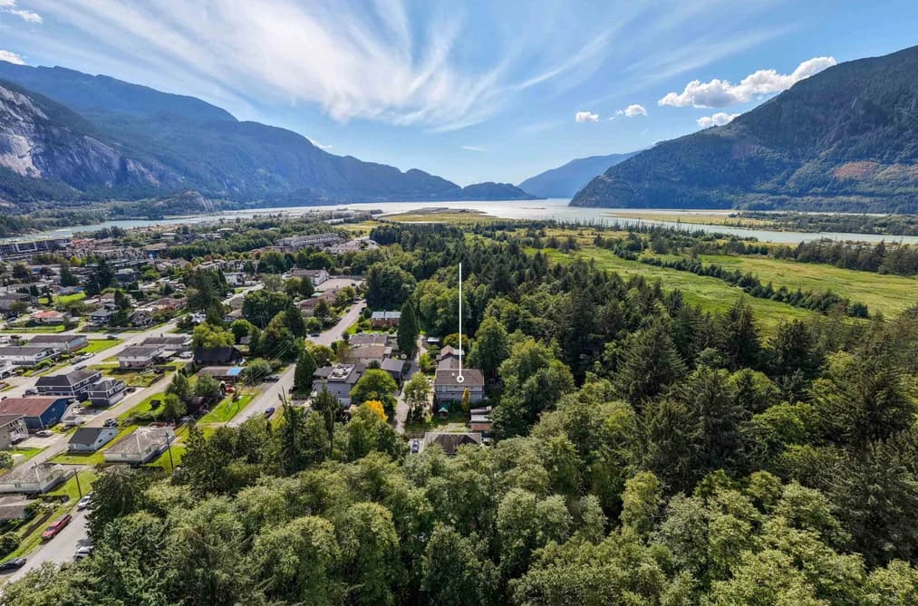 38030 SEVENTH AVENUE, Squamish, BC — Residential for Sale - Main Photo