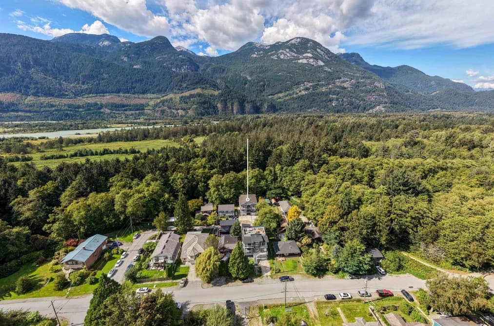 38030 SEVENTH AVENUE, Squamish, BC — Residential for Sale - Photo 2