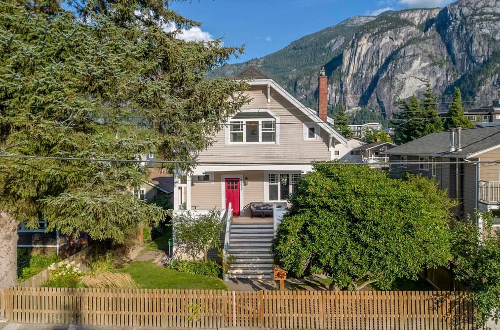 38054 FIFTH AVENUE, Squamish, BC — Residential for Sale - Photo 2
