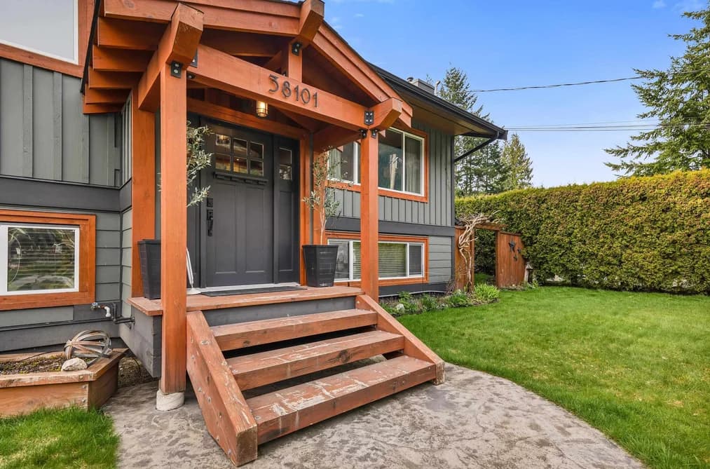 38101 CHESTNUT AVENUE, Squamish, BC — Residential for Sale - Photo 2