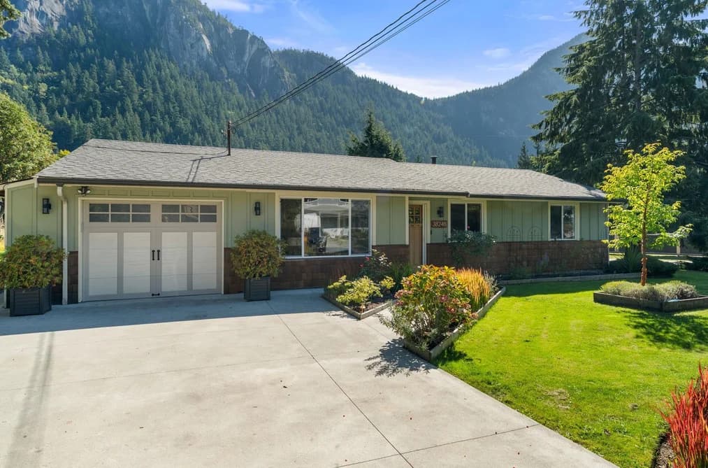 38248 HEMLOCK AVENUE, Squamish, BC — Residential for Sale - Main Photo