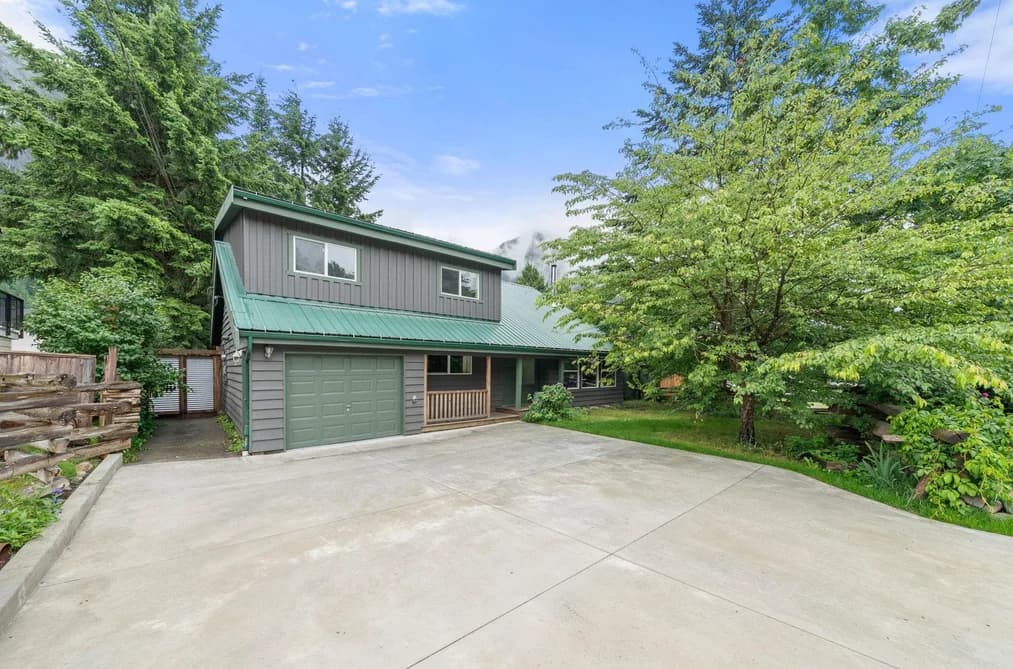 38260 WESTWAY AVENUE, Squamish, BC — Residential for Sale - Main Photo