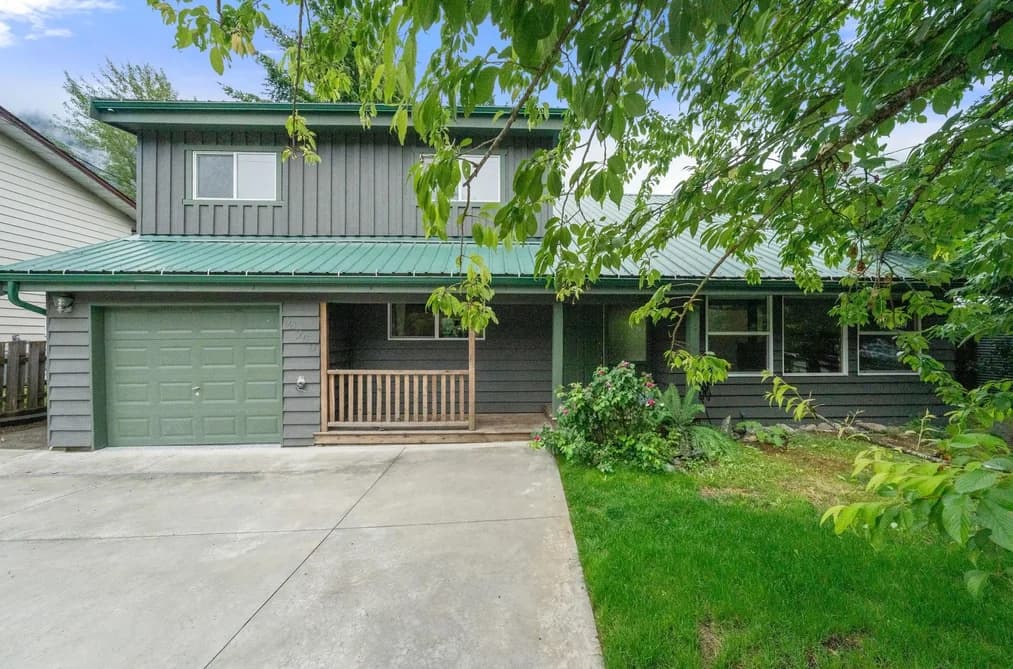 38260 WESTWAY AVENUE, Squamish, BC — Residential for Sale - Photo 2
