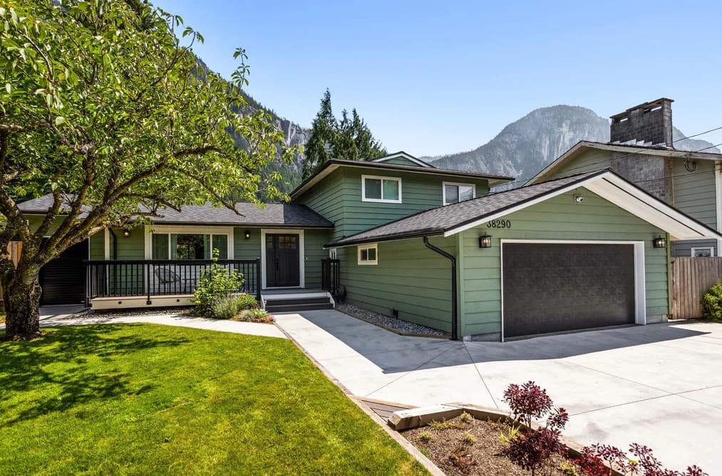 38290 CHESTNUT AVENUE, Squamish, BC — Residential for Sale - Main Photo