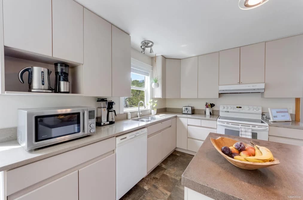 38582 WESTWAY AVENUE, Squamish, BC — Residential for Sale - Photo 2