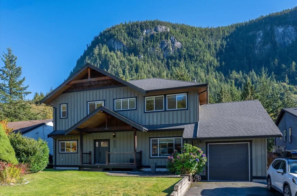 38590 WESTWAY AVENUE, Squamish, BC — Residential for Sale - Photo 2
