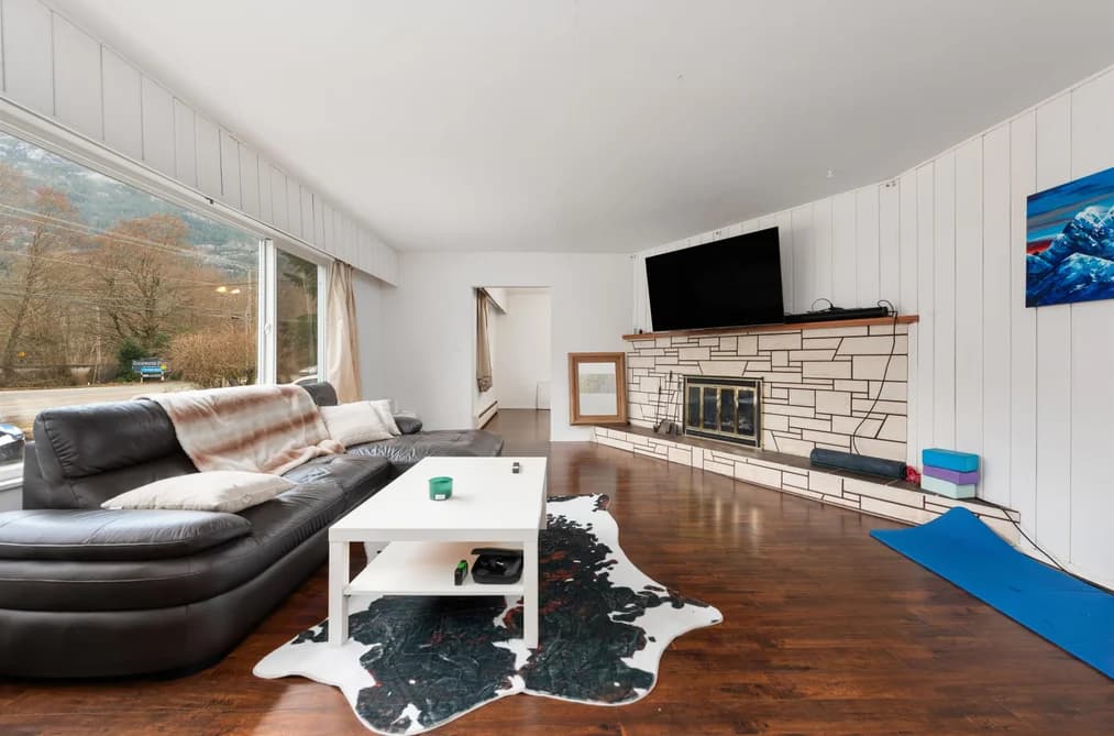 38850 BUCKLEY AVENUE, Squamish, BC — Residential for Sale - Main Photo