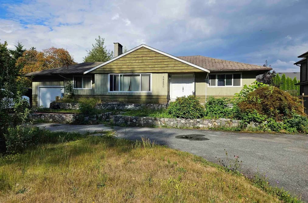 38850 BUCKLEY AVENUE, Squamish, BC — Residential for Sale - Photo 2