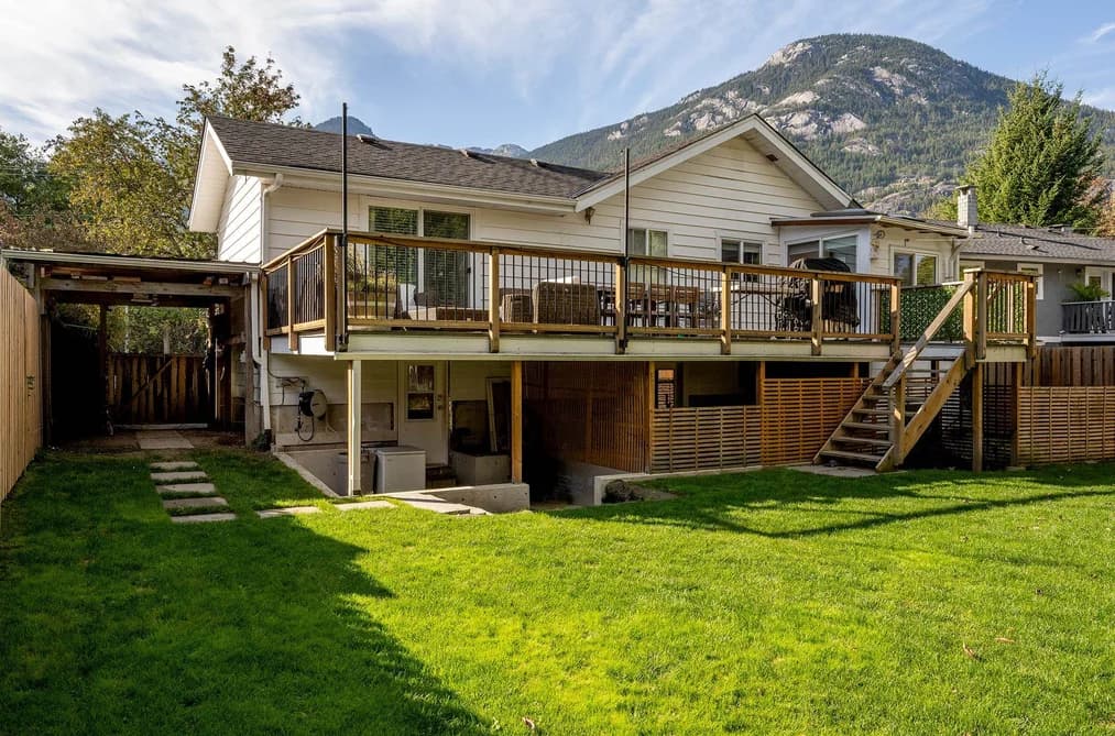 38876 BUCKLEY AVENUE, Squamish, BC — Residential for Sale - Main Photo