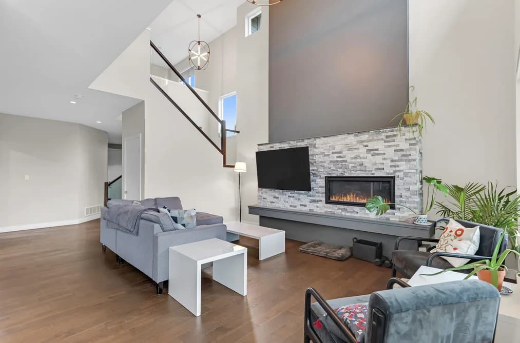 39340 FALCON CRESCENT, Squamish, BC — Residential for Sale - Photo 2