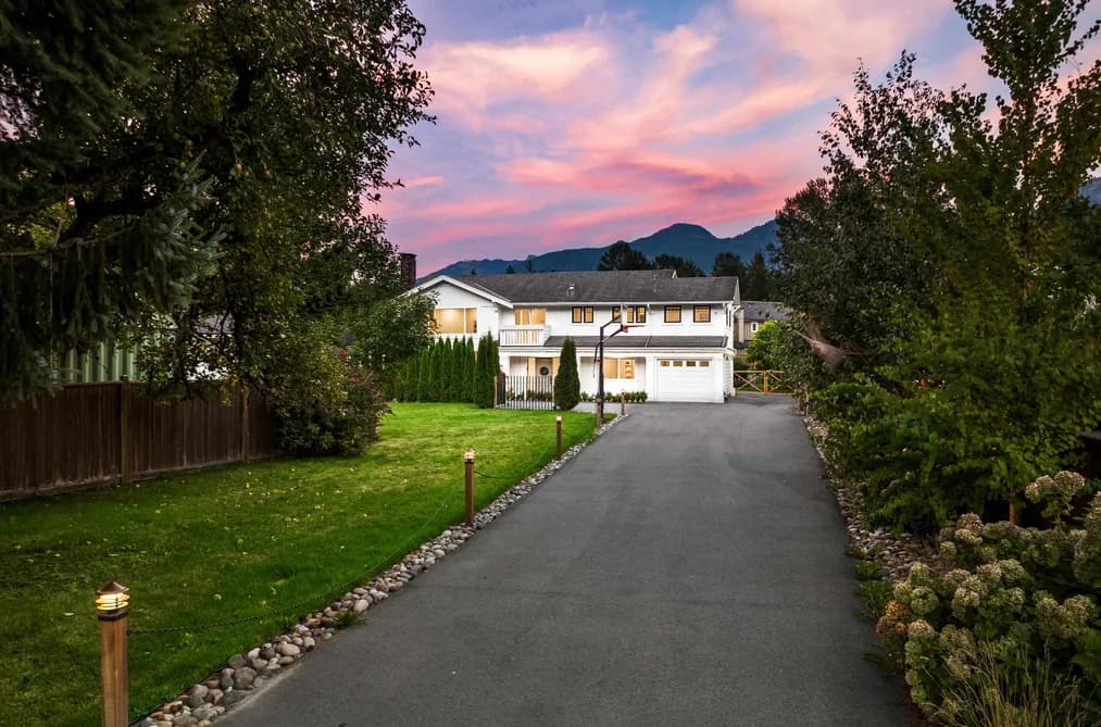 39726 GOVERNMENT ROAD, Squamish, BC — Residential for Sale - Photo 2