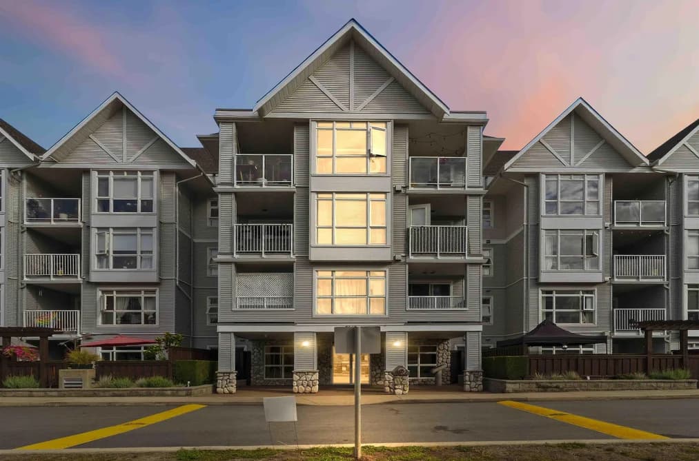 401 3142 ST JOHNS STREET, Port Moody, BC — Residential for Sale - Photo 2