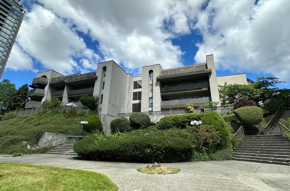 401 4941 LOUGHEED HIGHWAY, Burnaby, BC — Residential for Sale - Photo 2