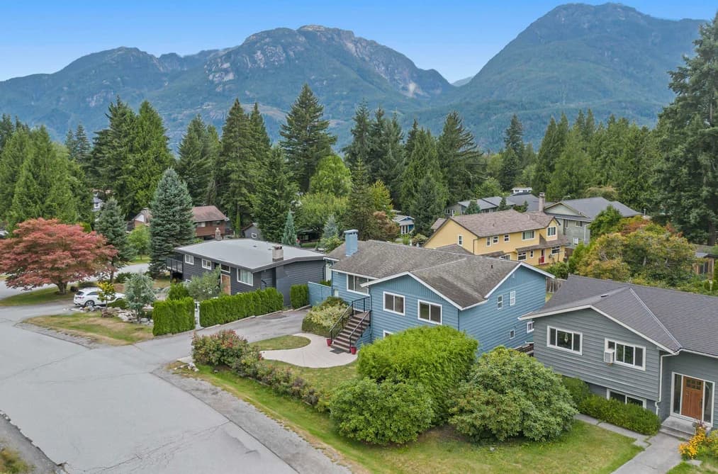 40185 KINTYRE DRIVE, Garibaldi Highlands, BC — Residential for Sale - Photo 2