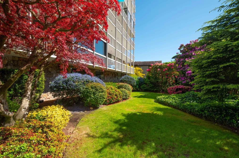 402 1390 DUCHESS AVENUE, West Vancouver, BC — Residential for Sale - Photo 2