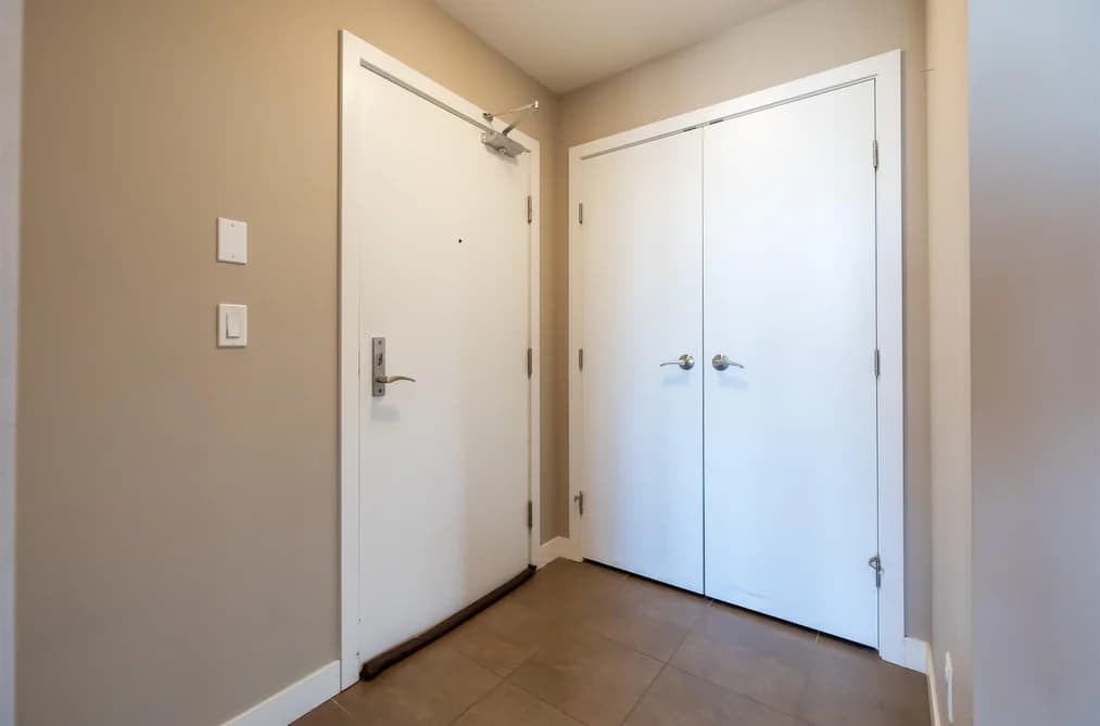 402 2950 KING GEORGE BOULEVARD, Surrey, BC — Residential for Sale - Photo 2