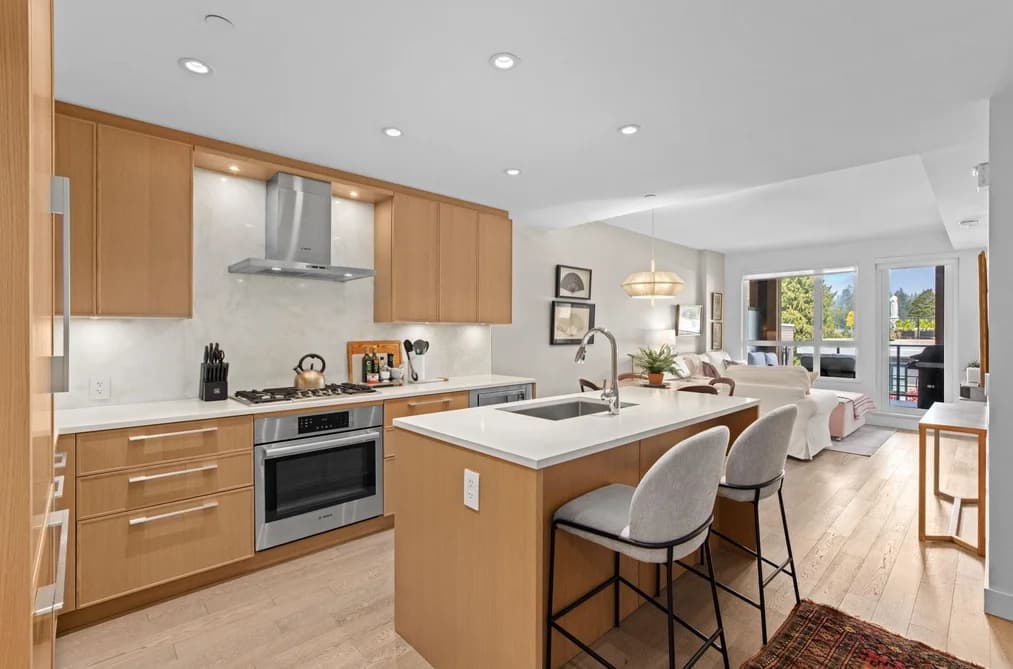 402 3220 CONNAUGHT CRESCENT, North Vancouver, BC — Residential for Sale - Photo 2