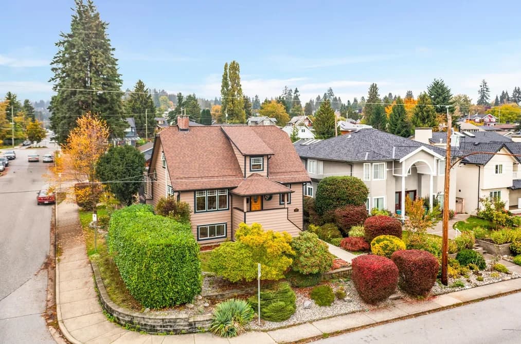 402 E 13th Street, North Vancouver, BC - MLS: R3179397 - Photo 2 402 E 13th Street, North Vancouver, BC - MLS: R3179397 - Photo 2