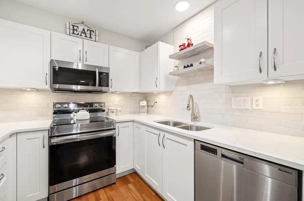 Condo for sale at 403 15621 Marine Drive White Rock British Columbia - MLS: R3136463