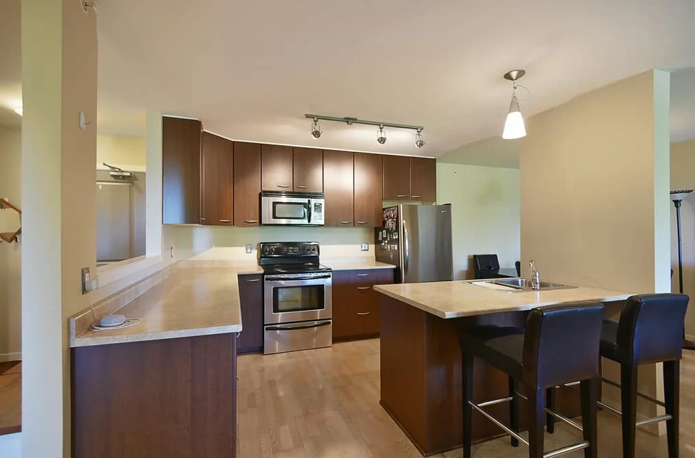 403 5631 INLET AVENUE, Sechelt, BC — Residential for Sale - Photo 2