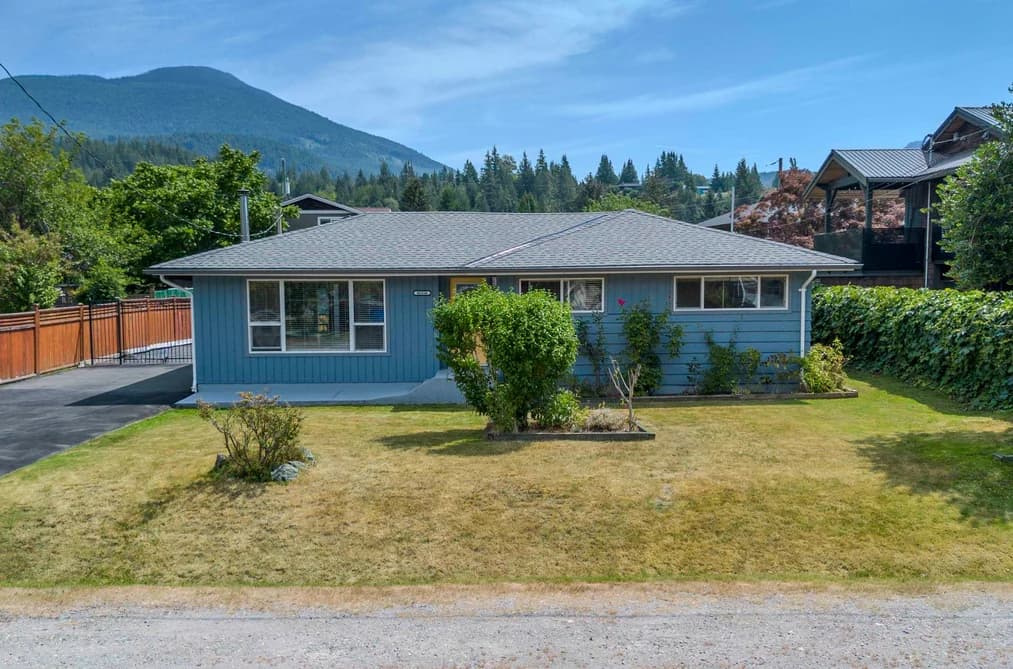 40356 HOOD ROAD, Squamish, BC — Residential for Sale - Main Photo