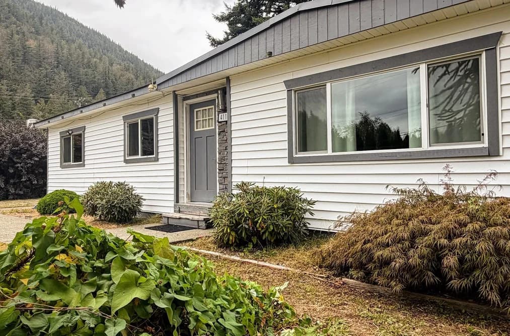 411 EMERALD AVENUE, Harrison Hot Springs, BC — Residential for Sale - Photo 2