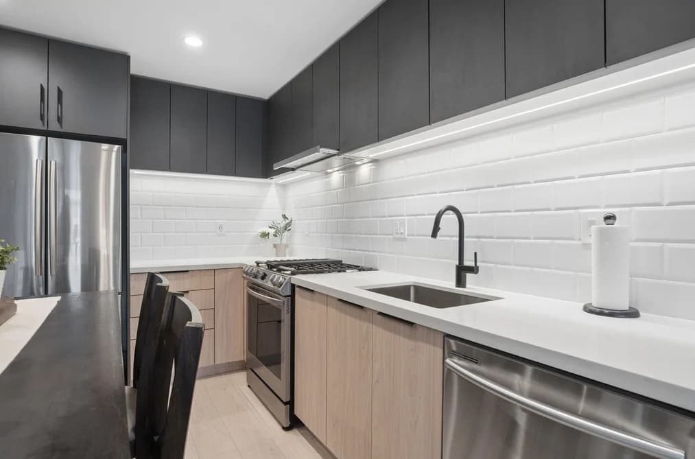 413 3038 ST GEORGE STREET, Port Moody, BC — Residential for Sale - Photo 2