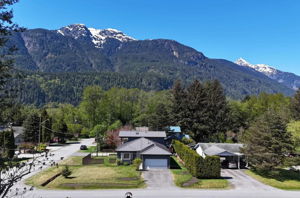41613 COTTONWOOD ROAD, Squamish, BC — Residential for Sale - Main Photo