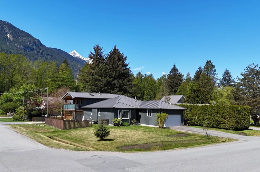 41613 COTTONWOOD ROAD, Squamish, BC — Residential for Sale - Photo 2