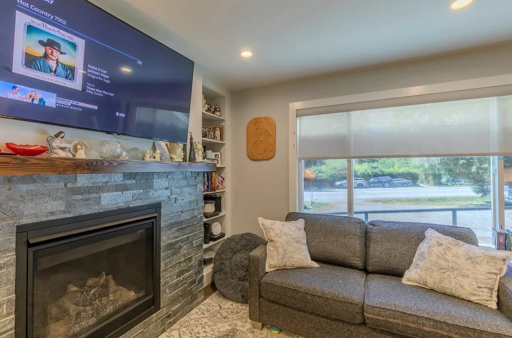 41756 GOVERNMENT ROAD, Squamish, BC — Residential for Sale - Photo 2