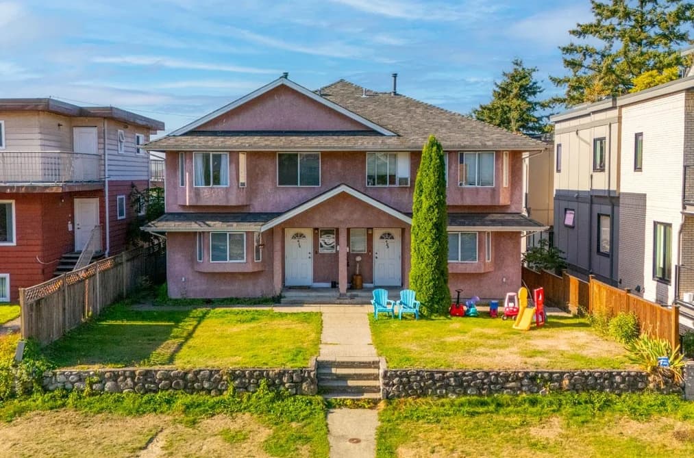 423-425 E 2ND STREET, North Vancouver, BC — Residential Income for Sale - Main Photo